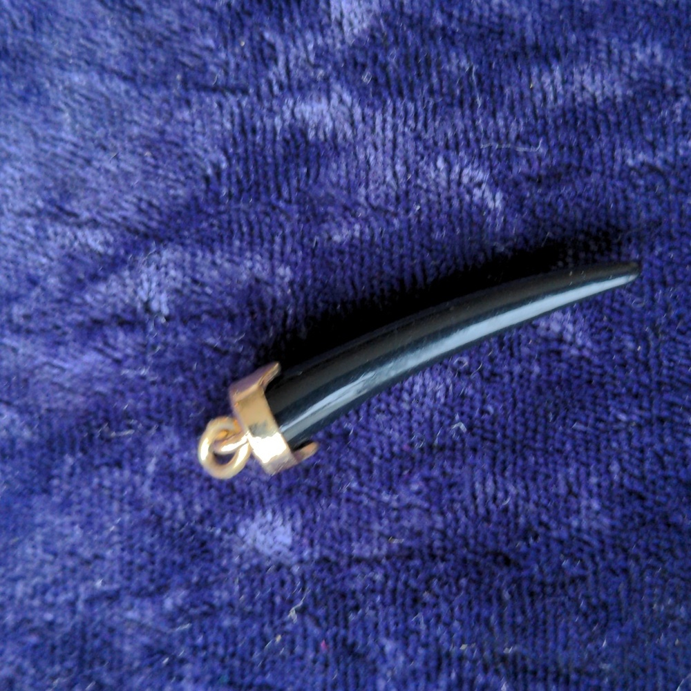 FREE with purchase Vintage tooth shaped pendant, black and gold, Freebie